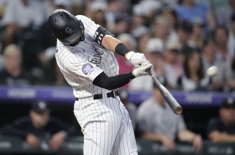 Kris Bryant, de los Rockies de Colorado, conecta un jonrón de dos carreras en el juego ante los Yanquis de Nueva York, el viernes 14 de julio de 2023 (AP Foto/David Zalubowski)