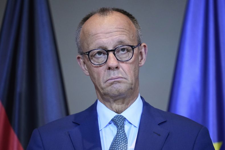 El canciller alemán Friedrich Merz asiste en una conferencia de prensa en Berlín, Alemania, el sábado 6 de septiembre de 2025. (AP Foto/Ebrahim Noroozi)
