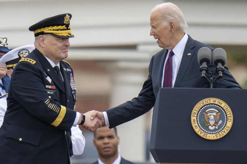 El presidente Joe Biden, derecha, estrecha la mano del general Mark Milley, que deja de ser jefe del Estado Mayor Conjunto debido a que se jubila, durante una ceremonia de despedida en honor de Milley el viernes 29 de septiembre de 2023, en la Base Conjunta Myer–Henderson Hall, en Fort Meyer, Virginia. (AP Foto/Alex Brandon)