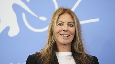 La directora Kathryn Bigelow posa para los fotógrafos en la sesión fotográfica de la película A House of Dynamite durante la 82ª edición del Festival de Cine de Venecia en Venecia, Italia, el martes 2 de septiembre de 2025. (Foto Scott A Garfitt/Invision/AP)