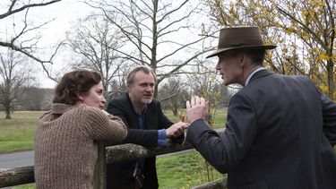En esta imagen proporcionada por Universal Pictures, la actriz Emily Blunt, izquierda, con el guionista y productor Christopher Nolan, centro, y el actor Cillian Murphy en el plató de Oppenheimer. (Melinda Sue Gordon/Universal Pictures vía AP)