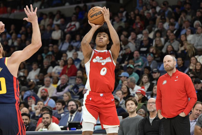 Jaylen Wells (0), de los Grizzlies de Memphis, dispara de larga distancia frente a los Warriors de Golden State en la segunda mitad del juego de baloncesto de la NBA, el jueves 19 de diciembre de 2024, en Memphis, Tennessee. (AP Foto/Brandon Dill)
