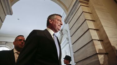 americateve | El alcalde electo de Nueva York, Bill de Blasio llega a una reuni&oacute;n con el alcalde Michael Bloomberg al Ayuntamiento de la ciudad, el mi&eacute;rcoles 6 de noviembre de 2013. Decenas de l&iacute;deres de Nueva York, De Blasio entre ellos, se reunie
