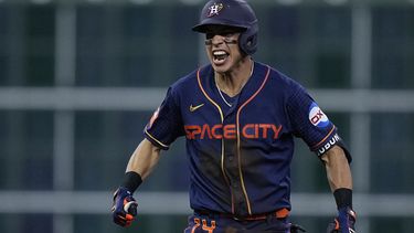 Mauricio Dubón de los Astros de Houston celebra tras conectar un doble remolcador en la séptima entrada frente a los Gigantes de San Francisco el lunes 1 de mayo del 2023. (AP Foto/Kevin M. Cox)
