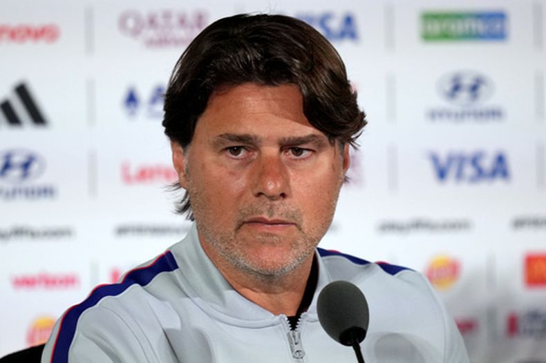 El argentino Mauricio Pochettino, técnico de Estados Unidos, escucha una pregunta en una conferencia de prensa realizada el miércoles 24 de junio de 2026 en Inglewood, California (AP Foto/Andre Penner)
