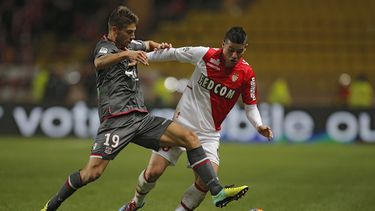americateve | Paul Lasne, del Ajaccio, a la izquierda, disputa el bal&oacute;n con el colombiano James Rodriguez, del M&oacute;naco, durante un partido de la liga francesa en el estadio del M&oacute;naco, el domingo 8 de diciembre de 2013. El M&oacute;naco gan&oacute;