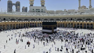 Peregrinos musulmanes caminan alrededor de la Kaaba, un edificio cúbico en la Gran Mezquita, durante el peregrinaje anual de Haj, el miércoles 4 de junio de 2025, en la ciudad sagrada de La Meca, Arabia Saudí. (AP Foto/Amr Nabil)