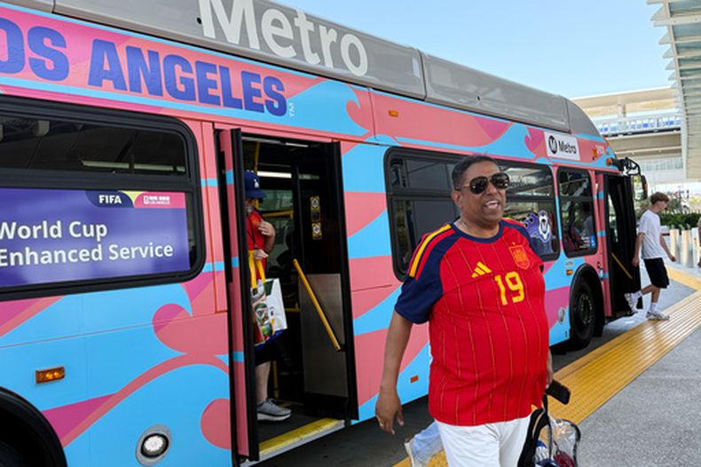 Un grupo de aficionados desciende de un autobús tras el partido del Mundial entre España y Austria, el jueves 2 de julio de 2026 en Los Ángeles (AP Foto/Jaimie Ding)