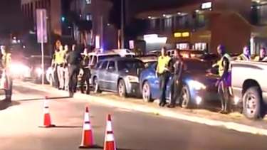 americateve | La policía ha establecido un punto de control en el suroeste del condado para capturar a conductores irresponsables.