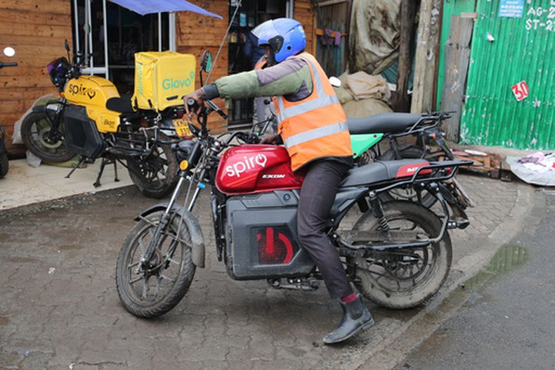 ARCHIVO - Un motociclista se ve en una moto eléctrica Spiro en Nairobi, Kenia, el 24 de febrero de 2026. (AP Foto/Henry Naminde, Archivo)