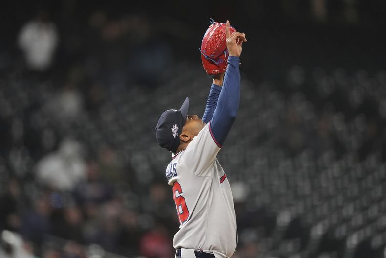 El lanzador de los Bravos de Atlanta Raisel Iglesias hace un gesto tras retirar a Brenton Doyle de los Rockies de Colorado para el oout final del encuentro del lunes 28 de abril del 2025. (AP Foto/David Zalubowski)