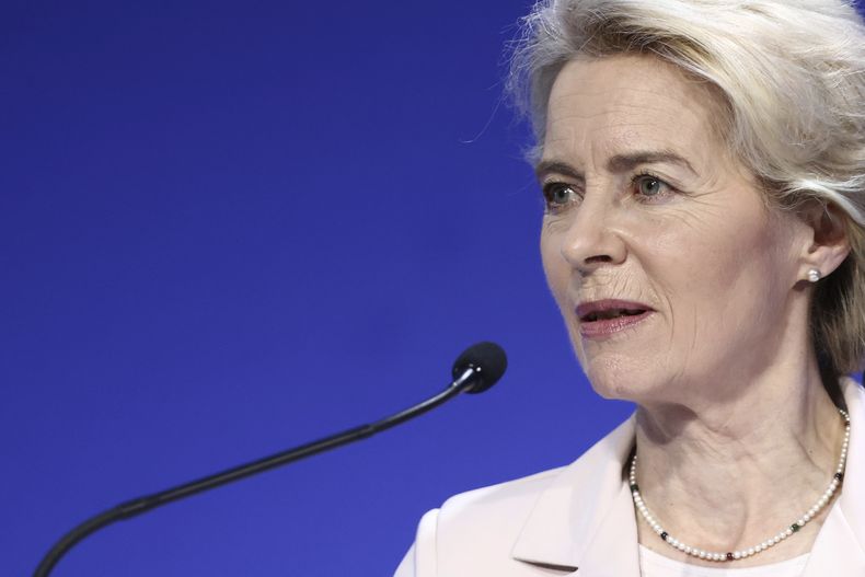 La presidenta de la Comisión Europea, Ursula von der Leyen, habla en la sesión inicial de la Conferencia de Recuperación de Ucrania, Londres, miércoles 21 de junio de 2023. (Henry Nicholls/Pool Foto via AP)