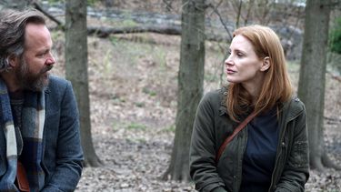 En esta imagen proporcionada por Ketchup Entertainment, Peter Sarsgaard, izquierda, y Jessica Chastain en una escena de Memory. (Ketchup Entertainment vía AP)