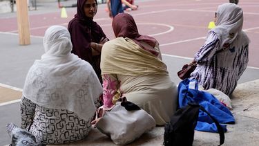 Jannatur Nayeem (arriba a la izquierda), una ciudadana italiana de origen bangladeshí, espera con otras madres para que termine una clase deportiva en una escuela en Roma el 24 de septiembre del 2026. (AP foto/Alessandra Tarantino)