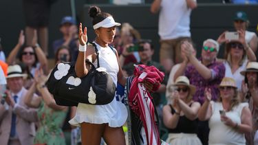 La japonesa Naomi Osaka abandona la cancha tras su derrota ante la checa Karolina Muchova en los cuartos de final de Wimbledon el martes 7 de julio del 2026. (AP Foto/Kin Cheung)