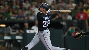 Kyle Stowers, de los Marlins de Miami, conecta un jonrón de dos carreras durante la octava entrada de un partido de béisbol contra los Atléticos, el viernes 3 de julio de 2026, en West Sacramento, California. (Foto AP/Scott Marshall)