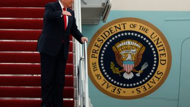 El presidente Donald Trump habla con la prensa mientras baja las escaleras del Air Force One a su llegada a la Base Conjunta Andrews, Maryland, el domingo 9 de noviembre de 2025, tras regresar de su residencia de Mar-a-Lago en Palm Beach, Florida, y de camino a un partido de fútbol americano entre los Commanders de Washington y los Lions de Detroit. (AP Foto/Luis M. Alvarez)