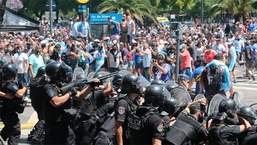 el gobierno argentino denuncia al de buenos aires por la actuacion policial en el velatorio de maradona