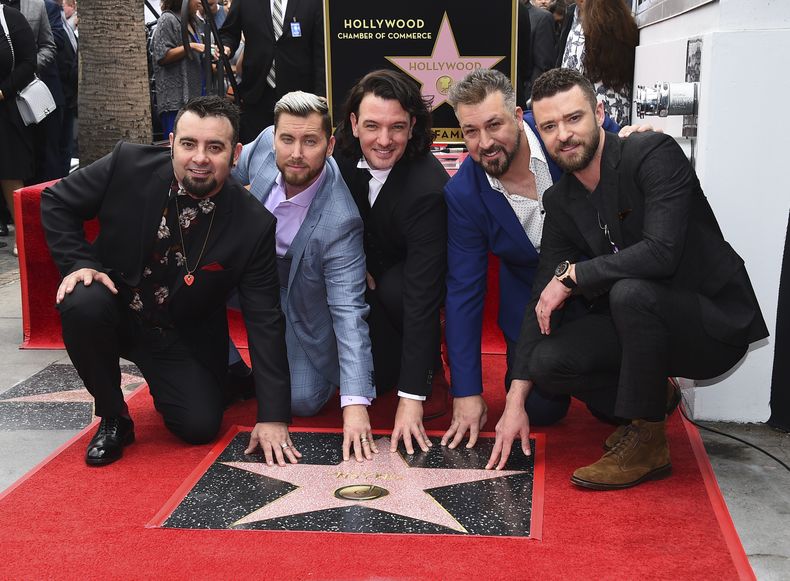 ARCHIVO - Chris Kirkpatrick, de izquierda a derecha, Lance Bass, JC Chasez, Joey Fatone y Justin Timberlake en la ceremonia en honor a NSYNC para develar su estrella en el Paseo de la Fama de Hollywood el lunes 30 de abril de 2018, en Los Ángeles. (Foto Jordan Strauss/Invision/AP, archivo)