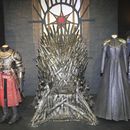 ARCHIVO -El Trono de Hierro y vestuarios en exhibición durante la inauguración de la exposición itinerante de “Game of Thrones” en el centro de exhibiciones Titanic en Belfast, Irlanda del Norte, el miércoles 10 de abril de 2019. (Foto AP, archivo)