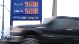 Un vehículo pasa junto a un cartel con precios de combustible en una gasolinera en Filadelfia, el viernes 27 de marzo de 2026. (AP Foto/Matt Rourke) Un vehículo pasa junto a un cartel con precios de combustible en una gasolinera en Filadelfia, el viernes 27 de marzo de 2026. (AP Foto/Matt Rourke)