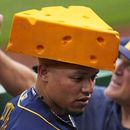 William Contreras (centro) de los Cerveceros de Milwaukee tras conectar un jonrón ante los Piratas de Pittsburgh, el domingo 2 de julio de 2023, en Pittsburgh. (AP Foto/Gene J. Puskar)