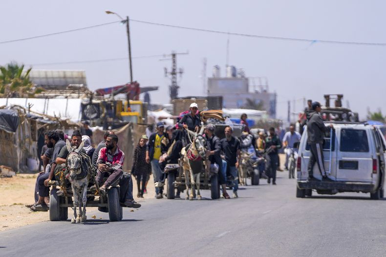 Palestinos desplazados llegan al centro de Gaza tras huir de la ciudad de Rafah, en el sur de la Franja, en Deir al Balah, el jueves 9 de mayo de 2024. (AP Foto/Abdel Kareem Hana)