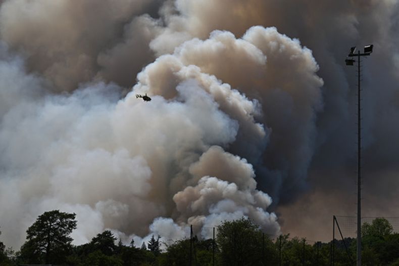 Un pirocumulonimbo, una enorme nube creada por un incendio forestal, en la región del bosque de Fontainebleau, el lunes 13 de julio de 2026, a unos 60 kilómetros (37 millas) al sur de París. (AP Photo/Emma Da Silva, Archivo)