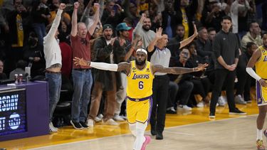 LeBron desafía el tiempo y sin dar pistas de declive