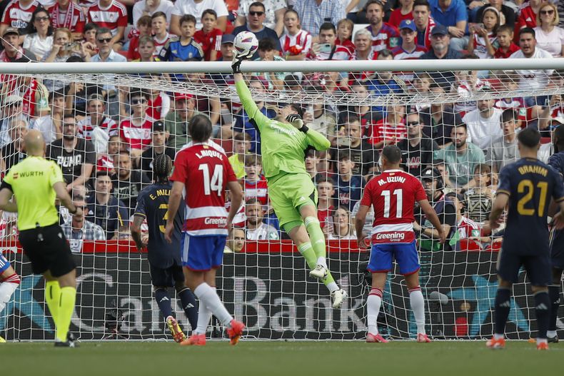 El portero del Real Madrid Thibaut Courtois evita un gol durante el encuentro de la liga española ante el Granada el sábado 11 de mayo del 2024. (AP Foto/Fermin Rodriguez)