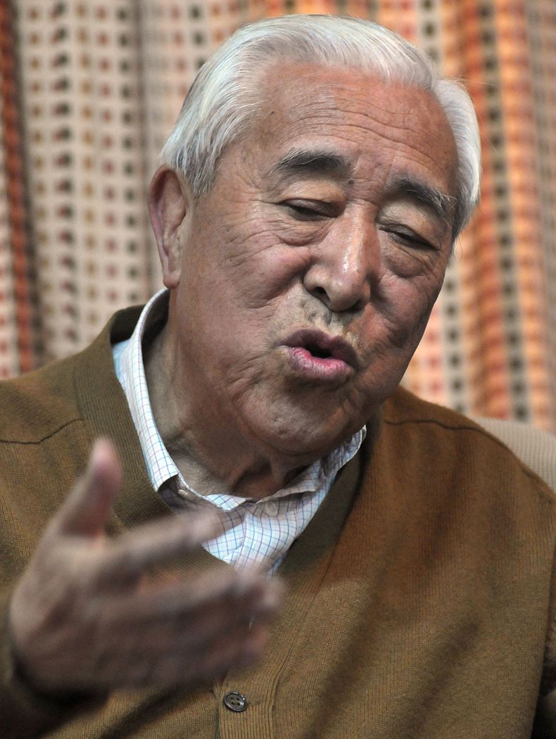 Gyalo Thondup, hermano mayor del Dalai Lama, habla con la prensa en Dharamshala, India, el 19 de noviembre de 2008. (AP Foto/Ashwini Bhatia, Archivo)