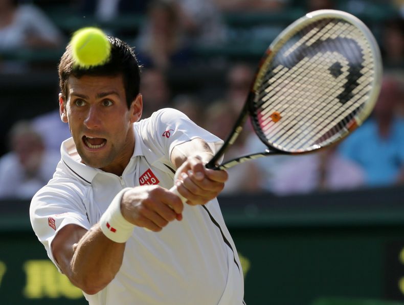 El tenista serbio Novak Djokovic devuelve una pelota contra Juan Mart&iacute;n del Potro el 5 de julio de 2013 en Londres. Djokovic anunci&oacute; la contrataci&oacute;n de Boris Becker como entrenador el mi&eacute;rcoles, 18 de diciembre. (AP Photo/Alast