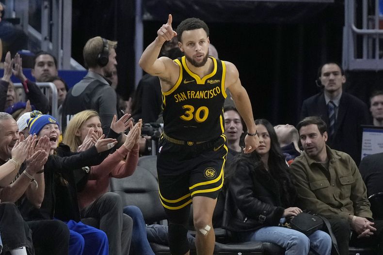 Stephen Curry, base de los Warriors de Golden State, festeja luego de encestar ante los Pistons de Detroit, en el partido del viernes 5 de enero de 2024 (AP Foto/Jeff Chiu)