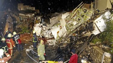 americateve | Socorristas remueven los escombros del vuelo GE222 de  TransAsia Airways que se estrell&oacute; cuando intentaba aterrizar en la isla de Penghu, Taiw&aacute;n, mi&eacute;rcoles 23 de julio de 2014. Se teme que 47 personas atrapadas hayan muerto. (AP Foto/