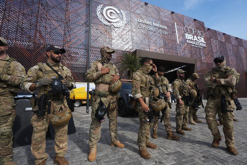 Personal de seguridad trabaja fuera de la entrada a la cumbre climática de la ONU COP30, el miércoles 19 de noviembre de 2025, en Belém, Brasil. (AP Foto/Andre Penner)