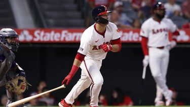 Matt Thaiss de los Angelinos de Los Ángeles deja el bat tras su sencillo remolcador en la cuarta entrada ante los Rockies de Colorado el martes 30 de julio del 2024. (AP Foto/Jessie Alcheh)