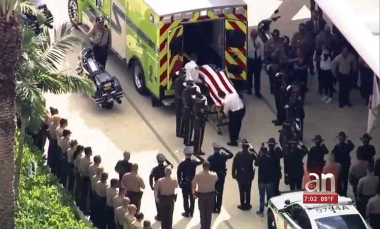 Emotiva procesión en honor de policía que murió tras enfrentamiento con un ladrón en Miami-Dade