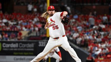 El lanzador relevista de los Cardenales de San Luis, Ryne Stanek, lanza en la octava entrada de un partido de béisbol contra los Padres de San Diego, el martes 16 de junio de 2026, en San Luis. (Foto AP/Joe Puetz)
