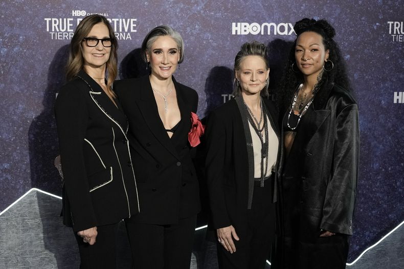 Mari Jo Winkler, de izquierda a derecha, Jodie Foster, Issa López, y Kali Reis, asisten a la alfombra roja de la serie de HBO True Detective: Night Country, en la Ciudad de México el jueves 11 de enero de 2024. (Foto AP/Eduardo Verdugo)