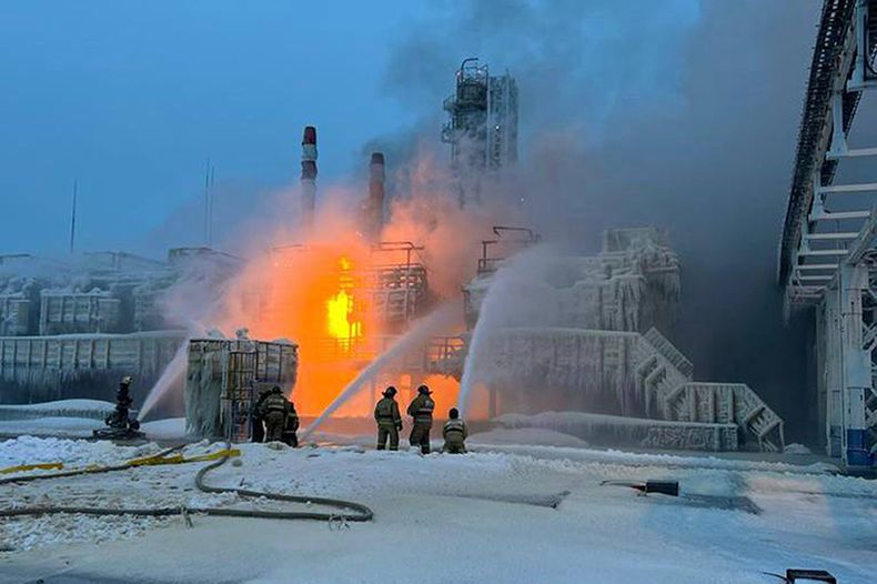 En esta imagen publicada por el canal de Telegram del gobernador de la región de Leningrado, Alexander Drozdenko, bomberos apagan un incendio en instalaciones del segundo mayor productor de gas natural de Rusia, Novatek en Ust-Luga, 165 kilómetros al suroeste de San Petersburgo, Rusia, el domingo 21 de enero de 2024.(Canal de Telegram del gobernador de la región de Leningrado, Alexander Drozdenko via AP)