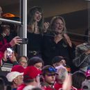 Taylor Swift, centro arriba, en la primera mitad del partido de fútbol americano de la NFL entre los Chiefs de Kansas City y los Buccaneers de Tampa Bay, el lunes 4 de noviembre de 2024, en Kansas City, Missouri (Foto AP/Ed Zurga)
