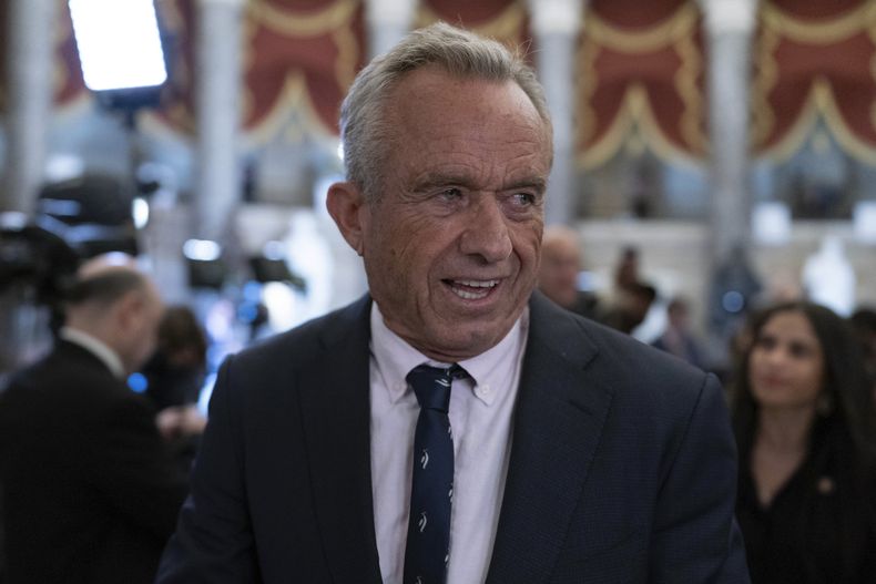 El secretario de Salud de EEUU, Robert F. Kennedy Jr., camina hacia la Cámara de Representantes, en el Capitolio en Washington, el 4 de marzo de 2025. (AP Foto/José Luis Magaña)