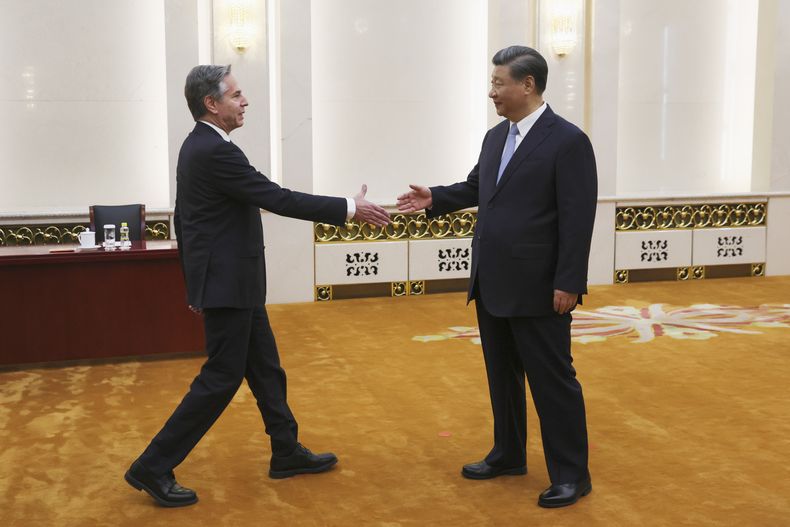 En esta imagen de archivo, el secretario de Estado estadounidense, Antony Blinken, saluda al presidente de China, Xi Jinping, antes de conversaciones en el Gran Salón del Pueblo, el 19 de junio de 2023, en Beijing, China. (Leah Millis/Foto compartida vía AP, archivo)