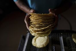 latinoamericanos batallan para comprar alimentos basicos