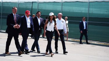 ARCHIVO – El presidente de Estados Unidos, Donald Trump, el gobernador republicano de Florida, Ron DeSantis, y la secretaria de Seguridad Nacional Kristi Noem, junto con otras personas, recorren Alcatraz de los caimanes, un nuevo centro de detención de inmigrantes en la Instalación de Entrenamiento y Transición Dade-Collier, el 1 de julio de 2025, en Ochopee, Florida. (AP Foto/Evan Vucci, Archivo)