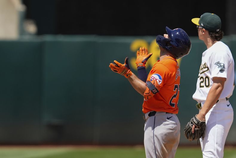 El venezolano José Altuve, de los Astros de Houston, festeja luego de batear un doble ante los Atléticos de Oakland, el miércoles 24 de julio de 2024 (AP Foto/Godofredo A. Vásquez)