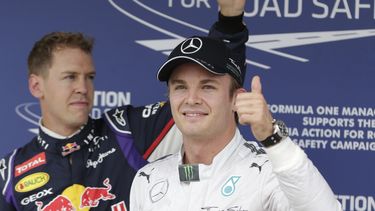 americateve | El piloto de Mercedes, Nico Rosberg, derecha, levanta el pulgar tras lograr la pole del GP de Hungr&iacute;a el s&aacute;bado, 26 de julio de 2014, en Budapest. A la izquierda, el piloto de Red Bull, Sebastian Vettel, quien largar&aacute; segundo.  (AP Ph