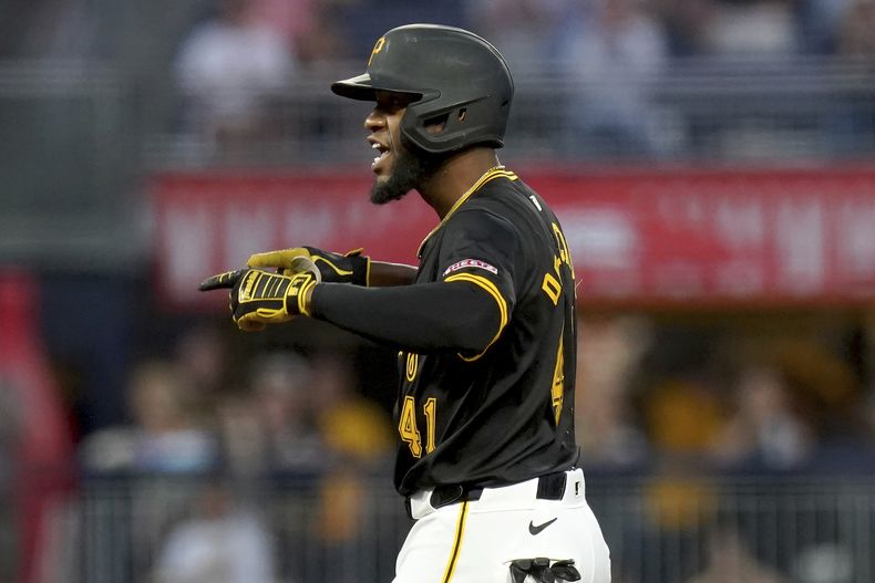 El dominicano Bryan de la Cruz, de los Piratas de Pittsburgh, festeja luego de conectar un doble productor ante los Rojos de Cincinnati, el jueves 22 de agosto de 2024 (AP Foto/Matt Freed)