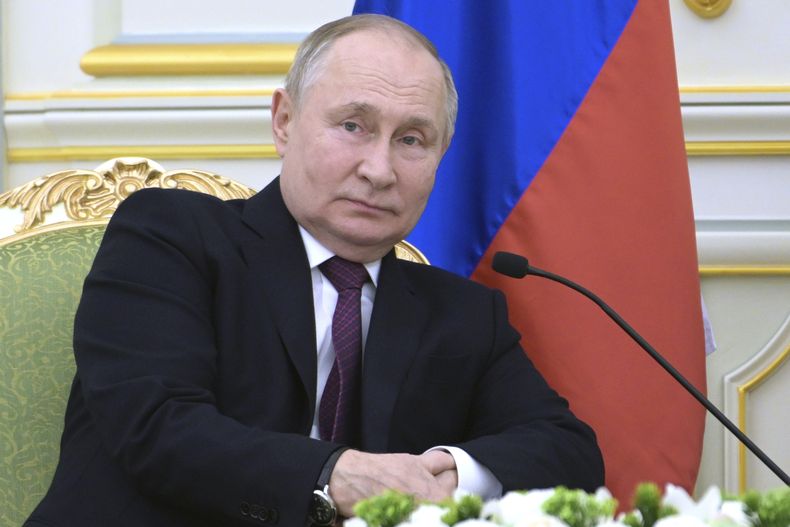 El presidente de Rusia, Vladímir Putin, escucha al príncipe heredero de Arabia Saudí, Mohammed bin Salman, durante una reunión en el palacio Al Yamamah, en Riad, Arabia Saudí, el 6 de diciembre de 2023. (Alexei Nikolsky, Sputnik, Kremlin Pool Foto vía AP)