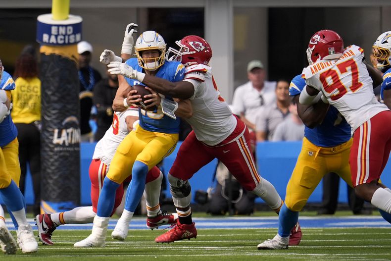 El mariscal de campo de los Chargers de Los Ángeles, Justin Herbert, a la izquierda, es capturado por el tackle defensivo de los Chiefs de Kansas City, Chris Jones, durante la primera mitad el domingo 29 de septiembre de 2024, en Inglewood, California (AP Foto/Marcio José Sánchez)